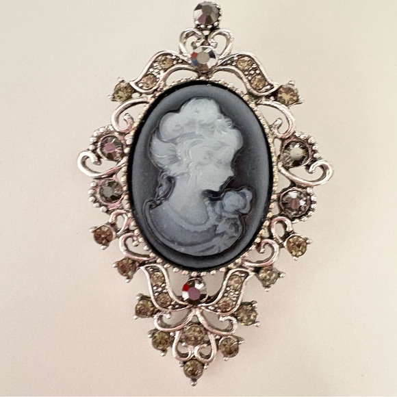 Jewelry - Elegant Silver tone vintage inspired Black Cameo Brooch